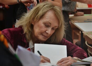 لماذا حصدت الروائية الفرنسية “آني إرنو” جائزة نوبل للأدب لعام 2022