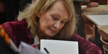 لماذا حصدت الروائية الفرنسية “آني إرنو” جائزة نوبل للأدب لعام 2022