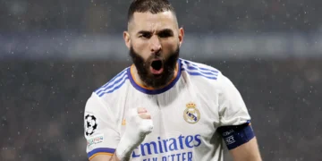 للمرة الأولى ضمن حياته الكروية “بنزيما” يحصل على الكرة الذهبية