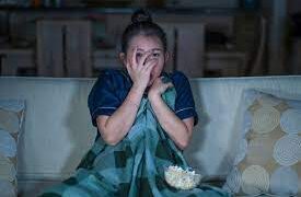 لماذا تميل النساء إلى مشاهدة أعمال الجرائم الحقيقية أكثر من الرجال؟