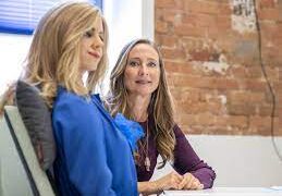 الشقراء ذات الذكاء الإصطناعي ..الروبوت  ’’لينا ’’ تذهل زملائها في العمل بمقترحات وحلول مبتكرة