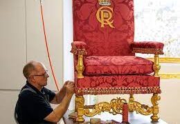 كرسي تاريخي بمراسم تتويج الملك تشارلز..عمره أكثر من 7 قرون