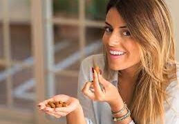 ثقافة ..أمهات اللوز.. نمط تربوي ضار ب السلوك الغذائي للأطفال