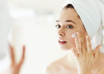 أكثر من 10 حيل جماليّة على كلّ سيّدة اتّباعها لبشرة مشرقة وحريريّة الملمس