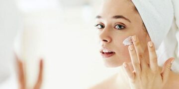 أكثر من 10 حيل جماليّة على كلّ سيّدة اتّباعها لبشرة مشرقة وحريريّة الملمس