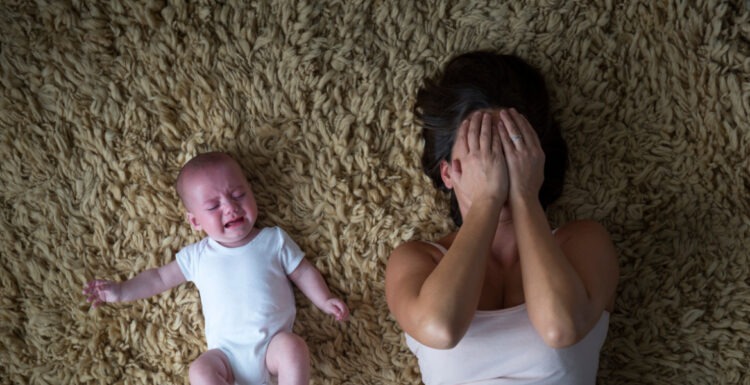 مرض قد يؤدي لانتحار الأمهات.. لماذا تتهاون المجتمعات العربية مع اكتئاب ما بعد الولادة؟