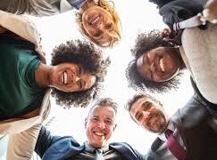 هل يقول لك كل من يقابلك أن وجهك مألوفاً ؟ تعرف على السبب !