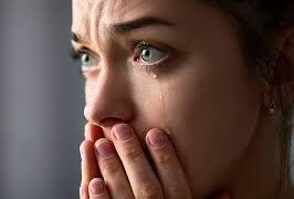 لا أستطيع التوقف عن البكاء لماذا ؟.. هل أنا طبيعية؟