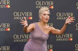 انفعال هانا وادينغهام لطلب مصور أن تظهر ساقها..