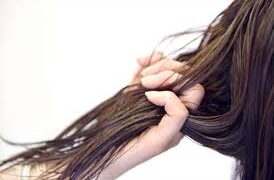 لهذه الأسباب يجب ألا تناموا بشعر مبلل