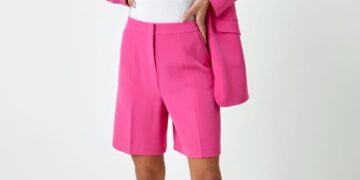 البدلة الشورت موضة مبتكرة لصيف 2024..ستمنحكِ إطلالة عصرية