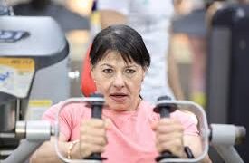 بطلة “القوة البدنية” أماني ربيع.. جدة مصرية على عرش الذهب