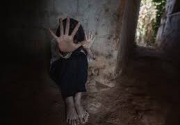 كيف تعلم طفلك التمييز بين اللطف والتحرش؟ وكيف يواجهه؟