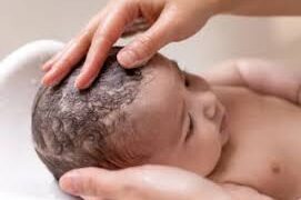 كيف تحافظين على صحة فروة رأس مولودك الجديد؟ اكتشفي كل شيء عن “غطاء المهد”