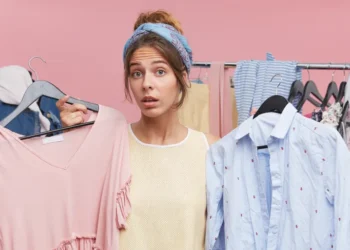 أناقة مؤلمة.. كيف تخدعنا الملابس وتؤذي العمود الفقري دون أن نشعر؟